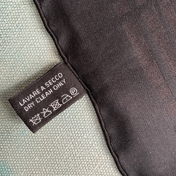 Authentic Gucci Pocket Square - Picture 10 of 12